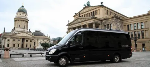 Kleinbus am Gendarmenmarkt Berlin Panorama Kleinbus am Gendarmenmarkt Berlin
